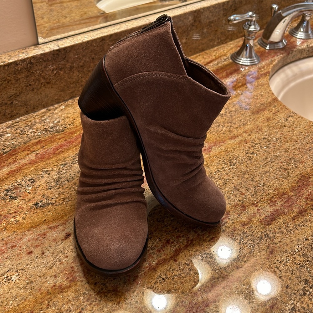Born b o c botties size 6 medium brown Suede upper worn once